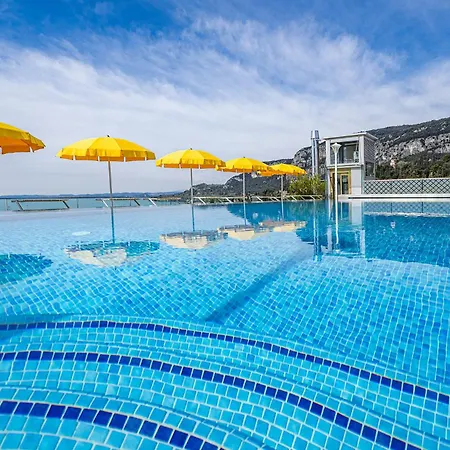Sky Pool Sole Garda