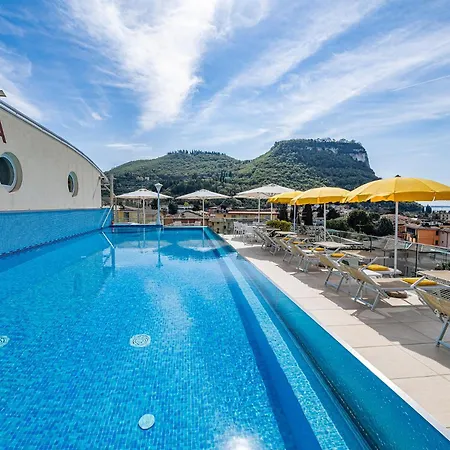 Sky Pool Sole Szálloda