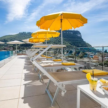 Sky Pool Sole Szálloda Garda