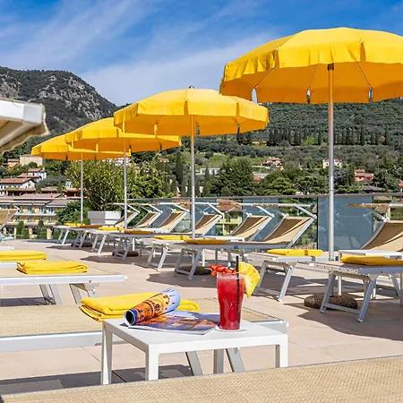 Sky Pool Sole Szálloda Garda