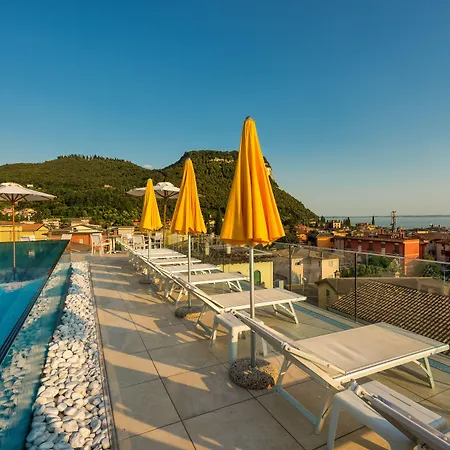 Sky Pool Sole Szálloda Garda