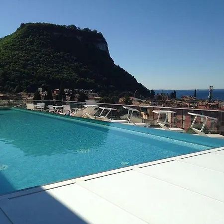 Sky Pool Sole Гарда