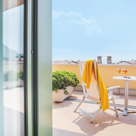 Sky Pool Sole غارْدا
