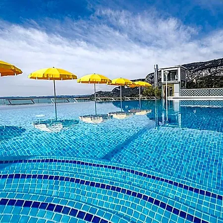 Hotel Sky Pool Sole