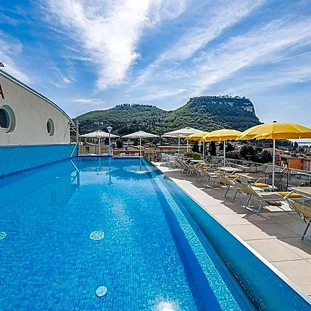 فندق Sky Pool Sole 4*