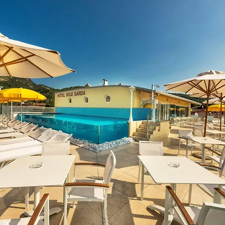 Sky Pool Sole Garda