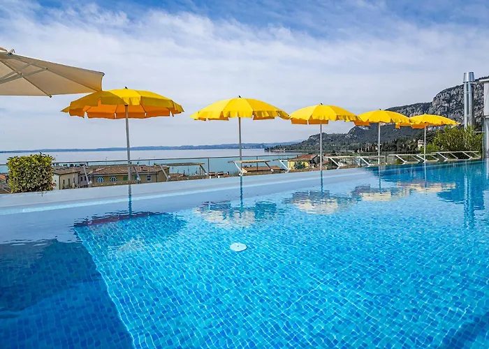 Hotel Sky Pool Sole