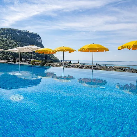 Sky Pool Sole 4* Garda